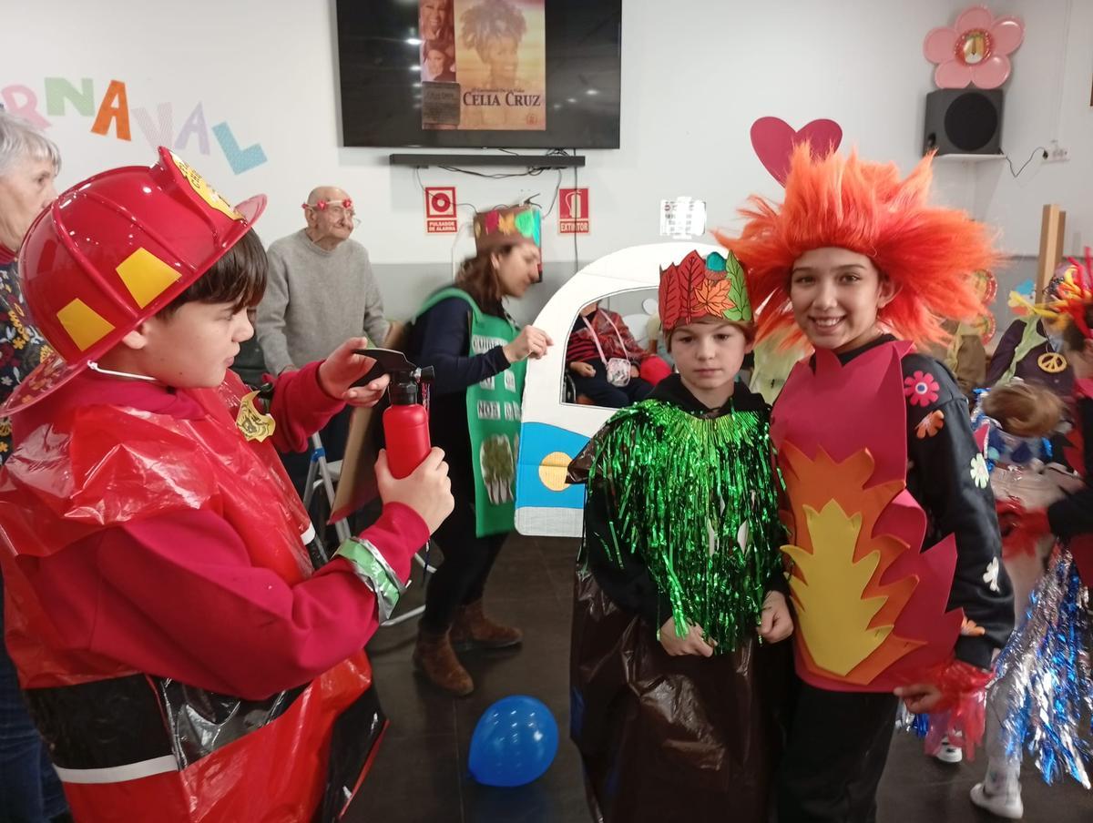 Antroxu intergeneracional en Llastres, con el alumnado y el profesorado del colegio Matemático Pedrayes