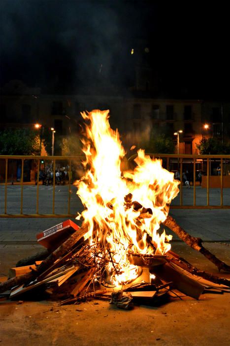 La foguera a la plaça de Sant Joan, dins de la celebració de la Nit de Sant Joan a Súria