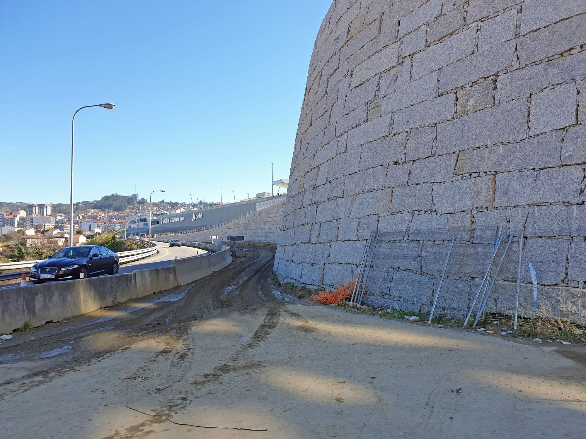 Abel Caballero inspecciona los avances en el túnel de Vialia hacia la AP-9