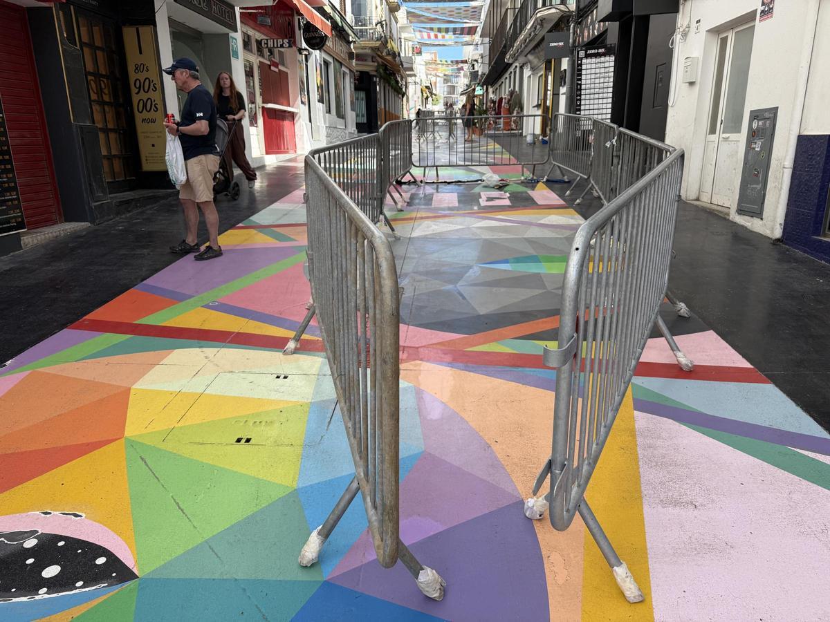 Detalle de una de las barreras colocadas en los puntos donde se debe restaurar el mural de Okuda.