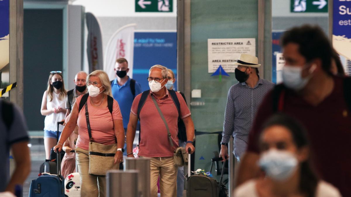 Llegada de turistas británicos al aeropuerto de Málaga