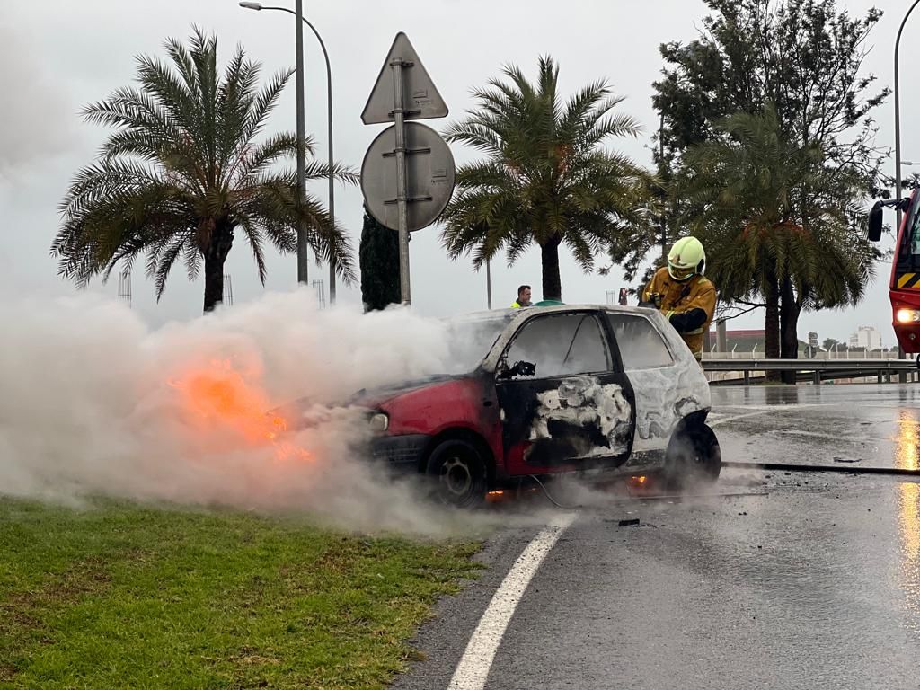 Un coche se pega fuego en la rampa del parking del aeropuerto de Palma