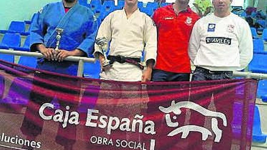 Los judokas avilesinos, con sus trofeos logrados en Valladolid.