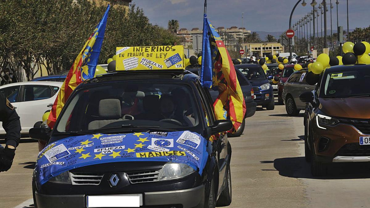 Una caravana de coches circuló ayer por València en contra del abuso de temporalidad. | EDUARDO RIPOLL