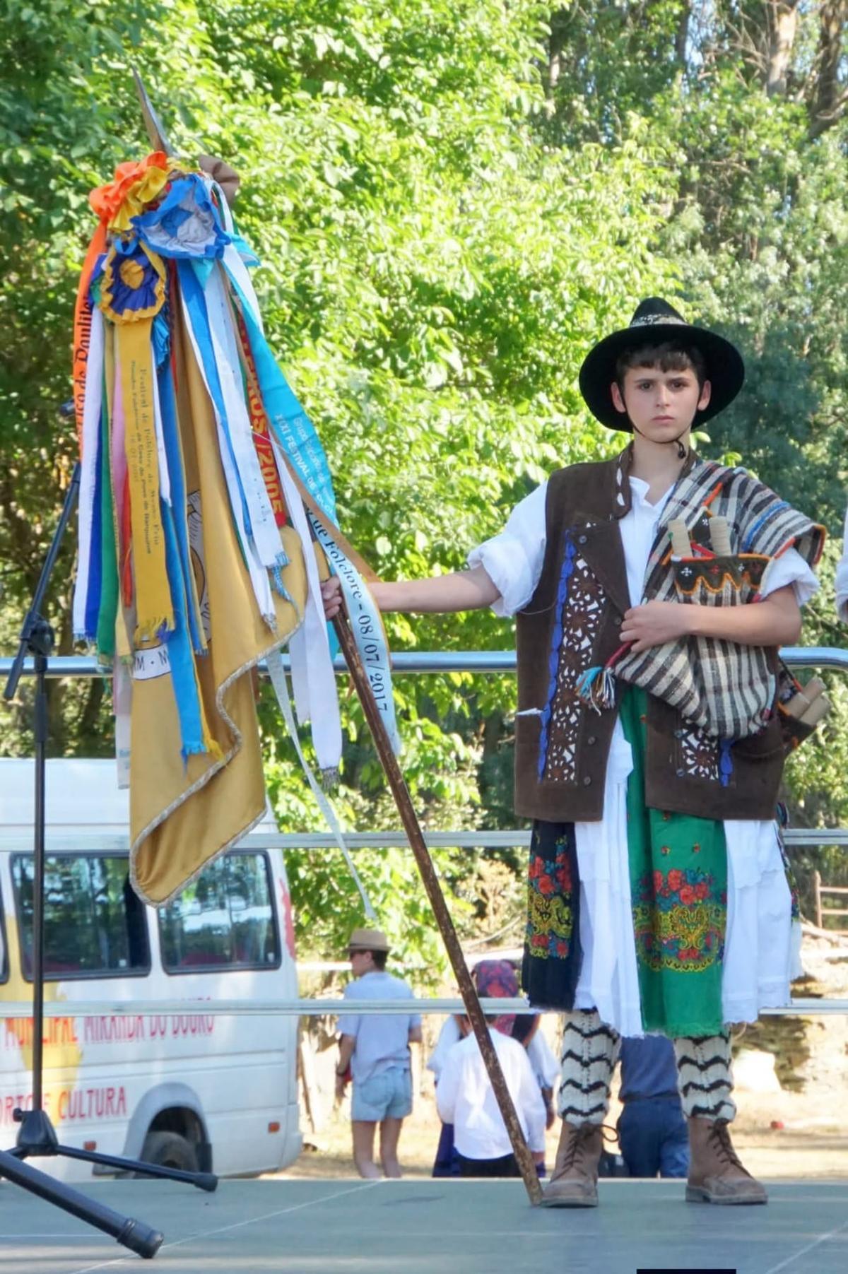 Un joven porta el estandarte del grupo.