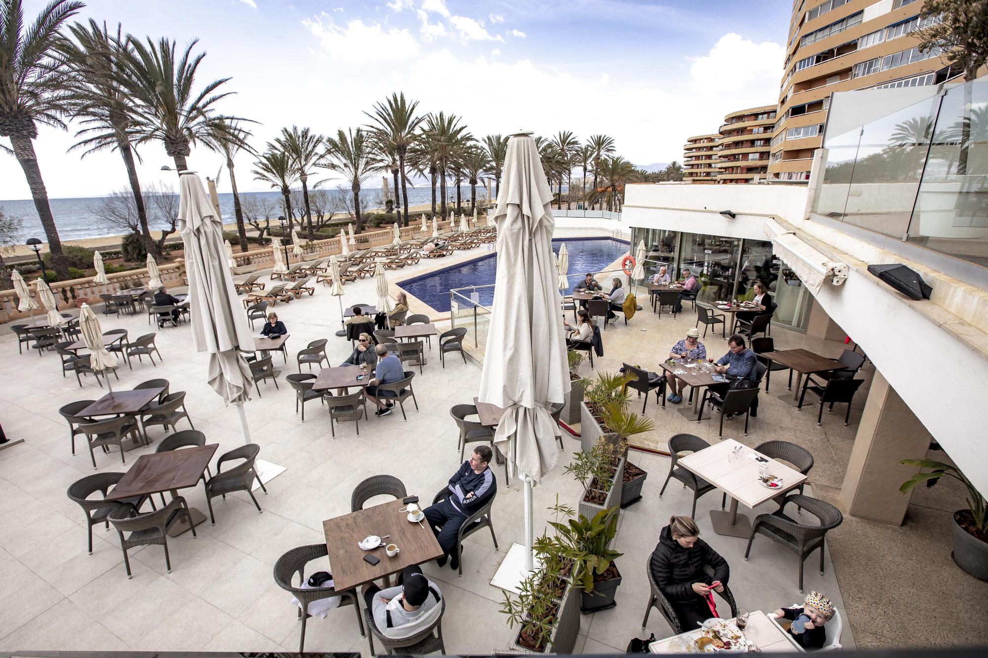 Ajenos a la controversia, los turistas alemanes se refugian en Platja de Palma