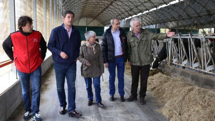 Xosé Ramón Gómez Besteiro, segundo por la izquierda, ayer en una granja en Vilalba.