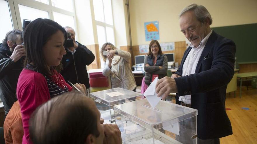 Wenceslao López votando durante las elecciones municipales de 2015 en el colegio Pablo Miaja.