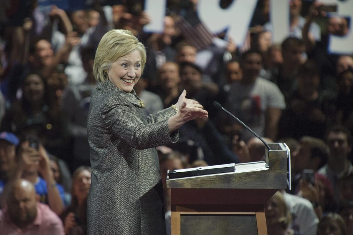 TVA995. FILADELFIA (EE.UU.), 26/04/2016.- La precandidata presidencial demócrata a la Presidencia de Estados Unidos, Hillary Clinton, saluda a sus simpatizantes hoy, martes 26 de abril de 2016, durante un evento de campaña en el Centro de Convenciones de Pensilvania, en Filadelfia (EE.UU.). La ex secretaria de Estado Hillary Clinton se anotó hoy otra victoria en las primarias del Partido Demócrata en el noreste de EE.UU. al conquistar el estado de Pensilvania, según las proyecciones de los principales medios estadounidenses. EFE/Tracie Van Auken