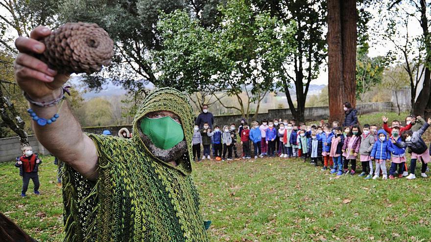 Anxo Moure enseña a defender los bosques en Donramiro y Prado