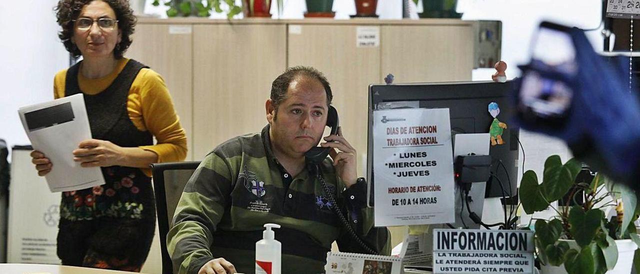 Francis Pozo y Daniel García, en los Servicios Sociales municipales durante el estado de alarma.