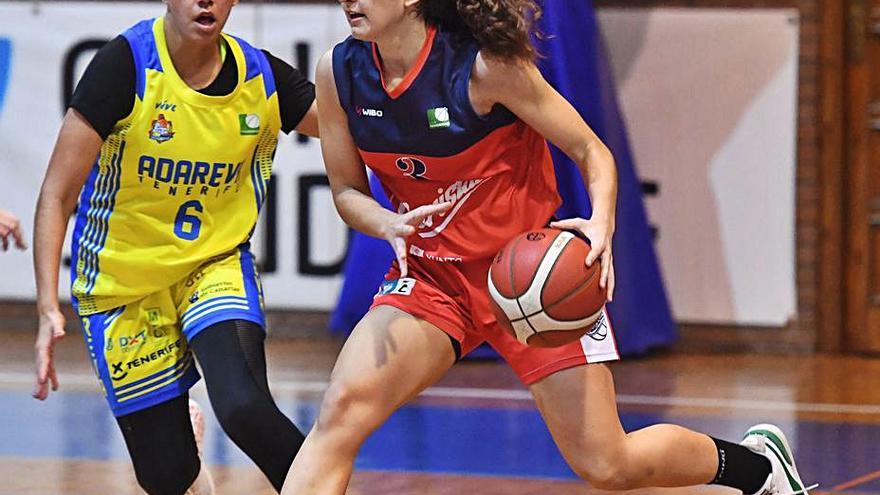 Laura Martínez, en el partido contra el Adareva Tenerife. |  // CARLOS PARDELLAS