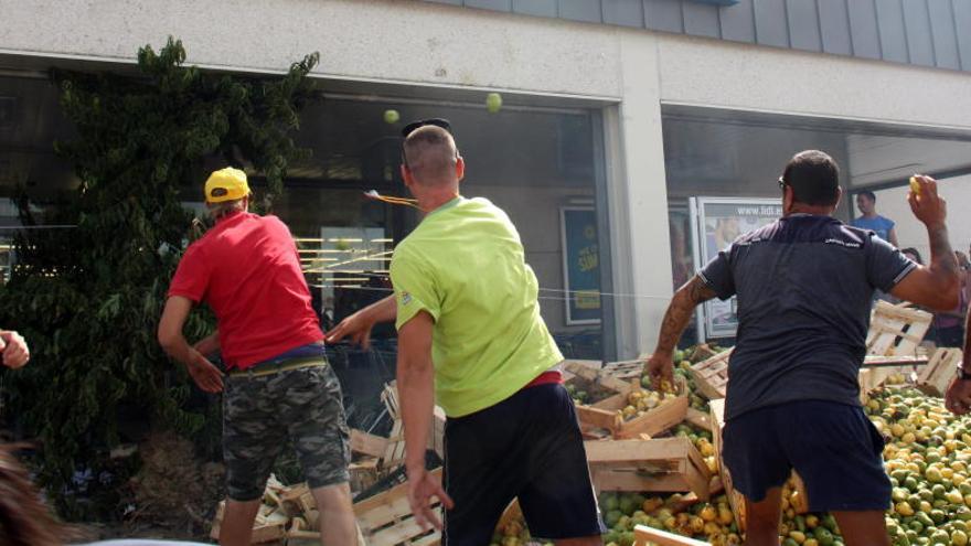 Alguns dels pagesos han llençat fruita contra el supermercat