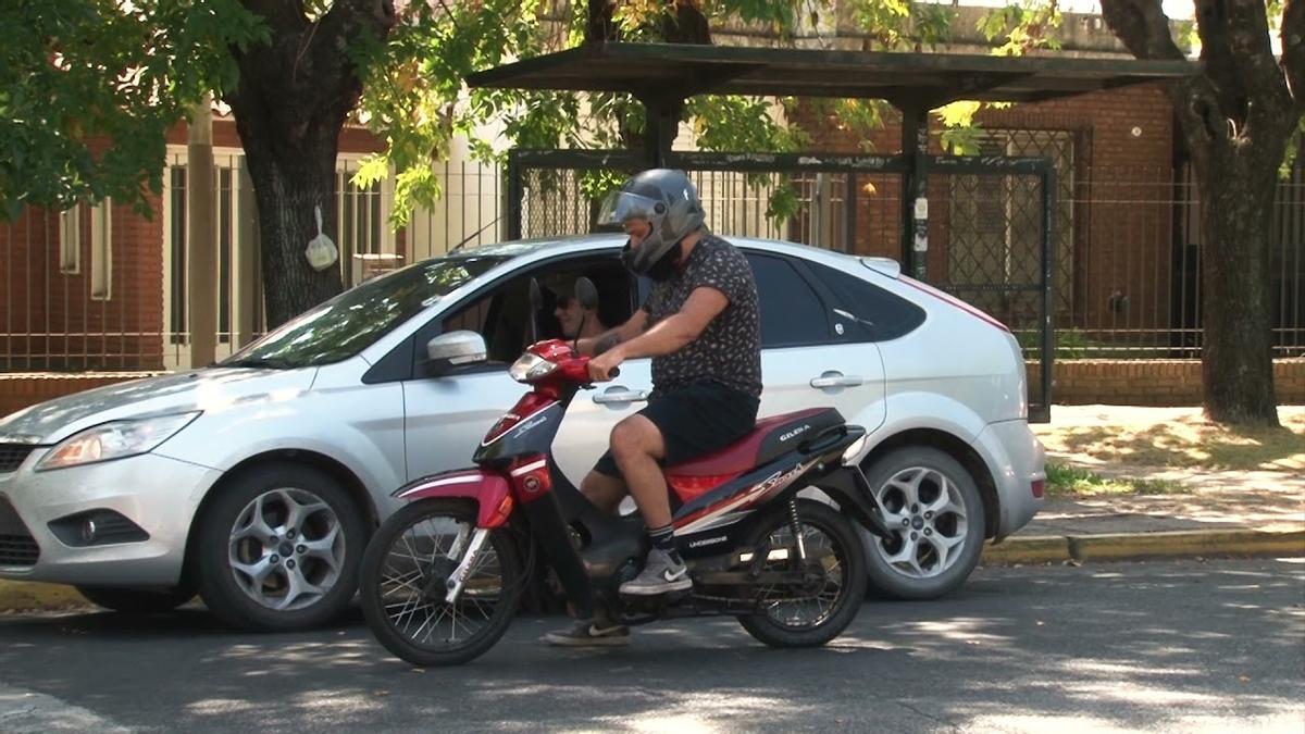 Este semáforo inteligente no se pone en verde si no llevas el casco en la moto