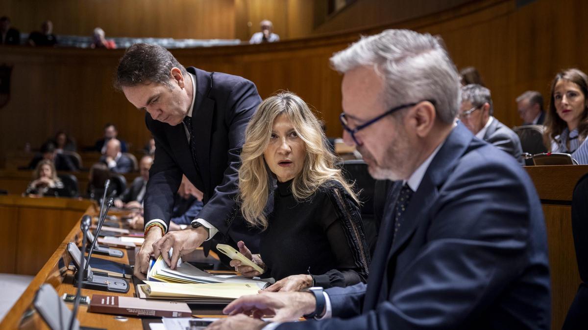 Roberto Bermúdez de Castro, Mar Vaquero y Jorge Azcón, en un pleno de las Cortes de Aragón.