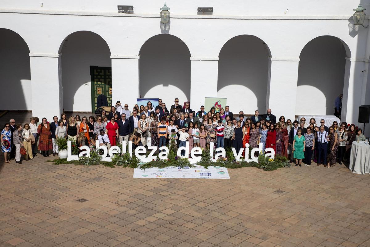 Foto de familia de la gala benéfica en el Palacio de la Merced.