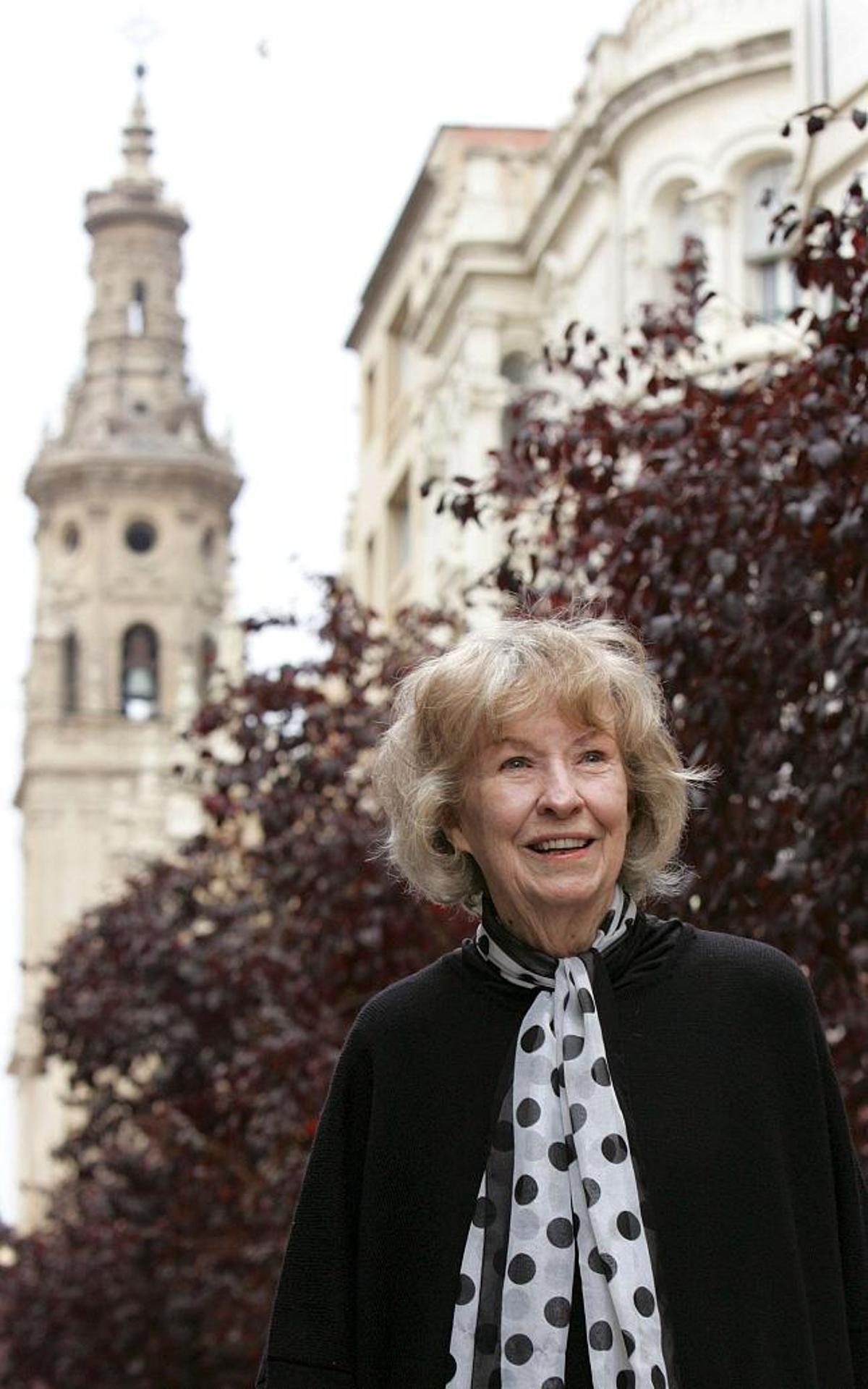 La actriz estadounidene Betsy Blair, pasea por las calles de Logoño más de medio siglo después de que rodara en ellas una de las obras cumbres del cine español, "Calle Mayor", la obra maestra del desaparecido director Juan Antonio Bardem. La actriz recibirá este sábado el Premio Rafael Azcona del Festival Octubre Corto. EFE/Raquel Manzanares