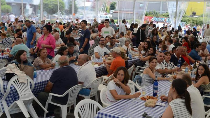 El recinto de la fiesta lleno de comensales, ayer a mediodía.   | // G.N.