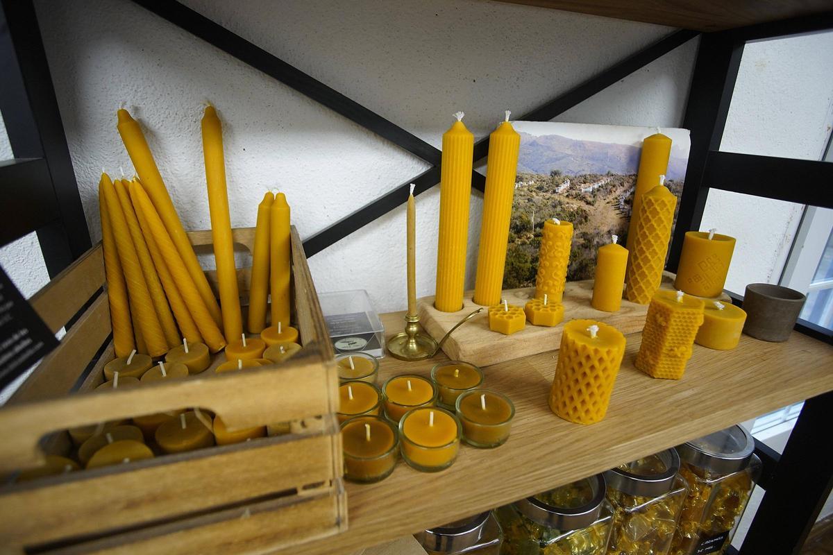 Espelmes produïdes per Dolça Abella amb l'excès de cera.