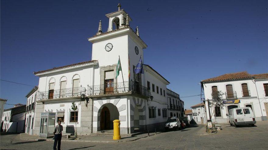 Calle de Villanueva del Duque, con el Ayuntamiento en primer plano.