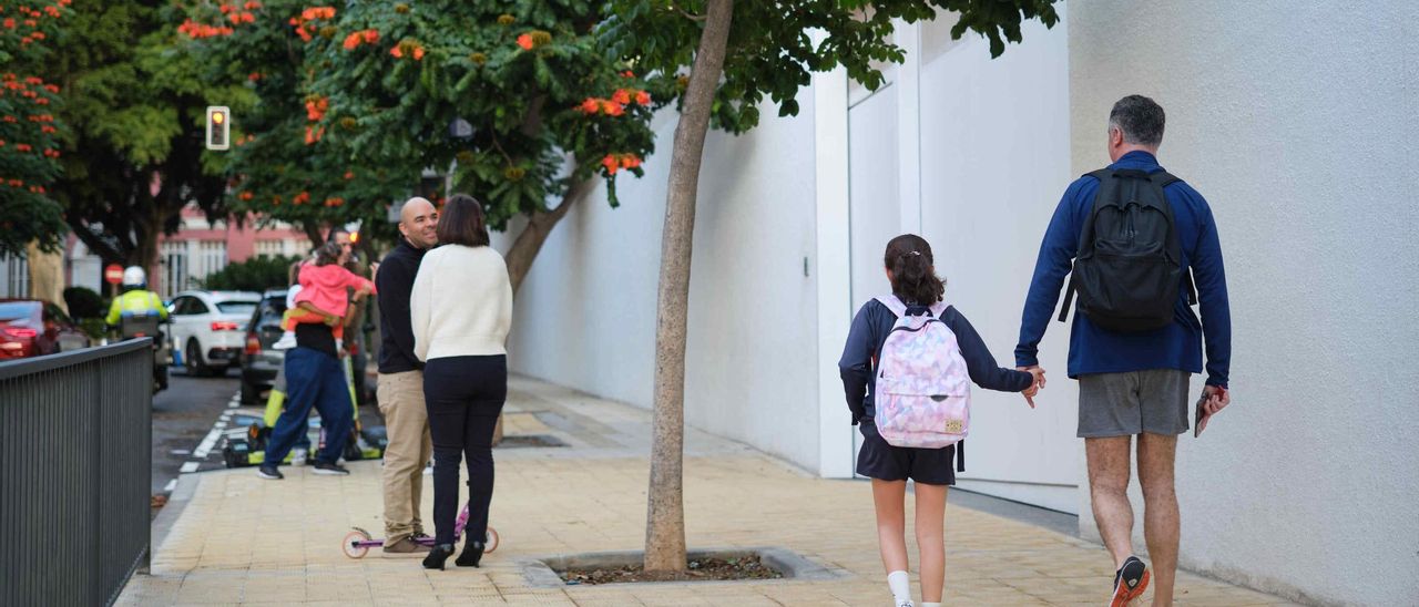 Un padre lleva a su hija al colegio