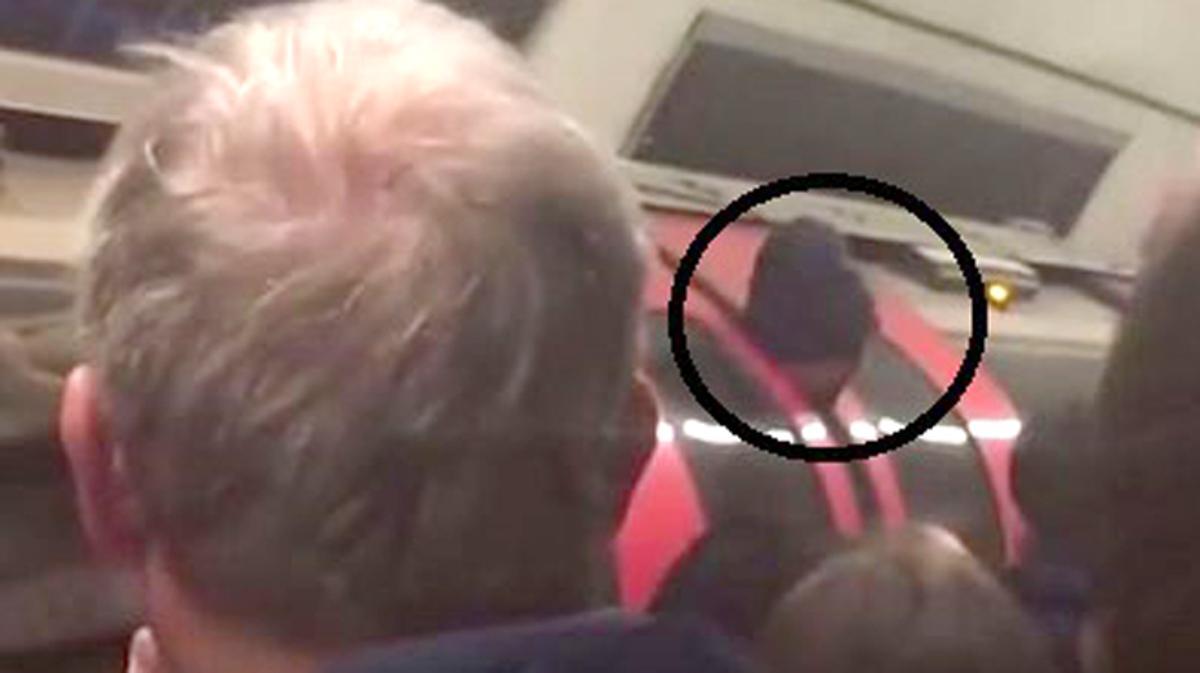 Uno de los pasajeros grabó el momento en que el hombre permanecía atascado.