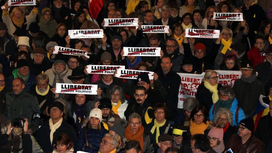 Centenars de persones protesten a Girona contra la decisió del jutge del Suprem