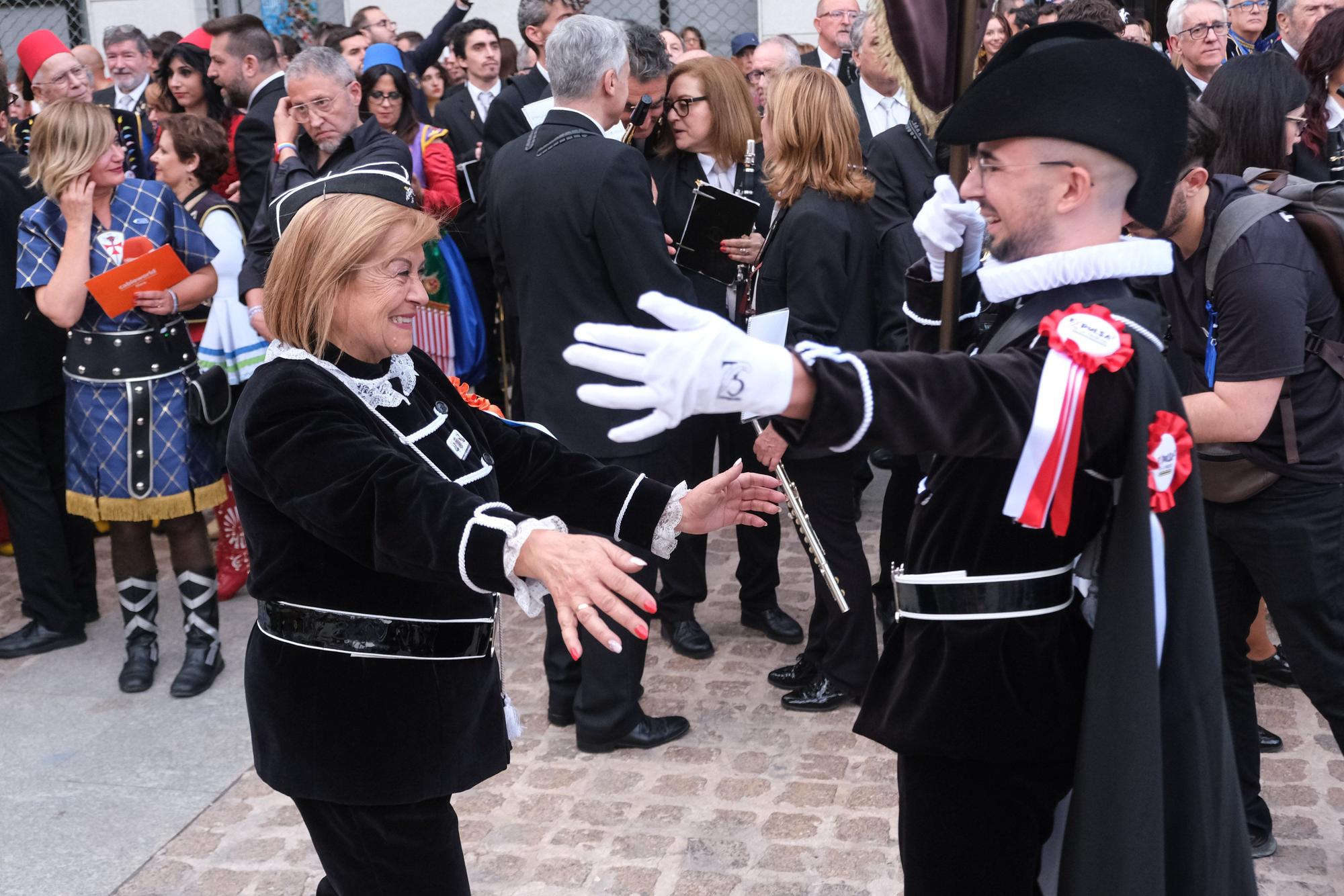 ¡Elda ya está en fiestas! Así ha sido la Entrada de bandas y el pasodoble "Idella"