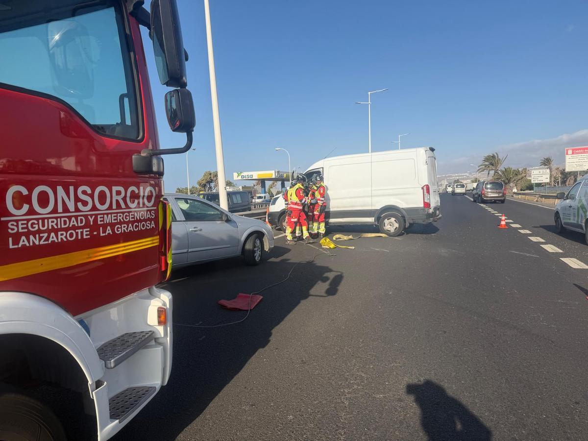 Accidente en un coche y una furgoneta, este lunes, en la autovía entre Arrecife y Playa Honda, a la altura de El Cable