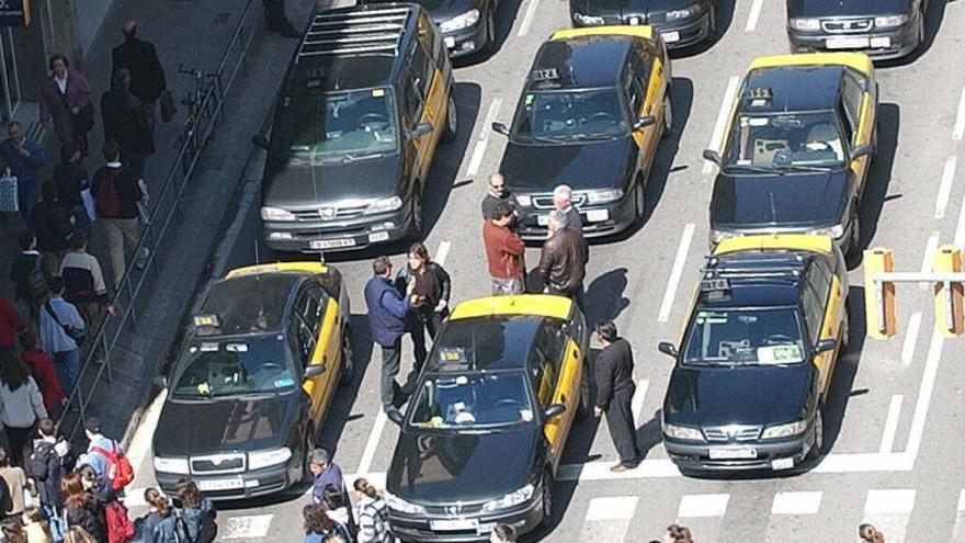 Rompen los cristales de 18 taxis en Barcelona