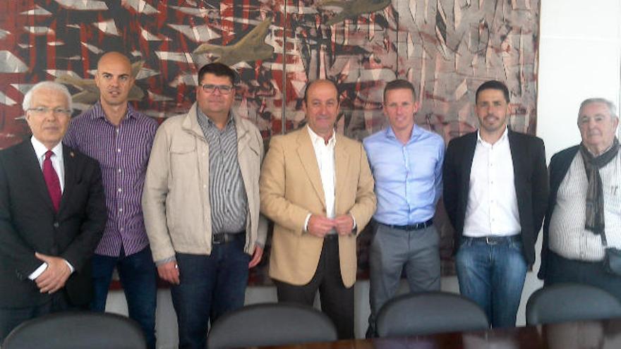 Asistentes al encuentro con el director general de Deportes.