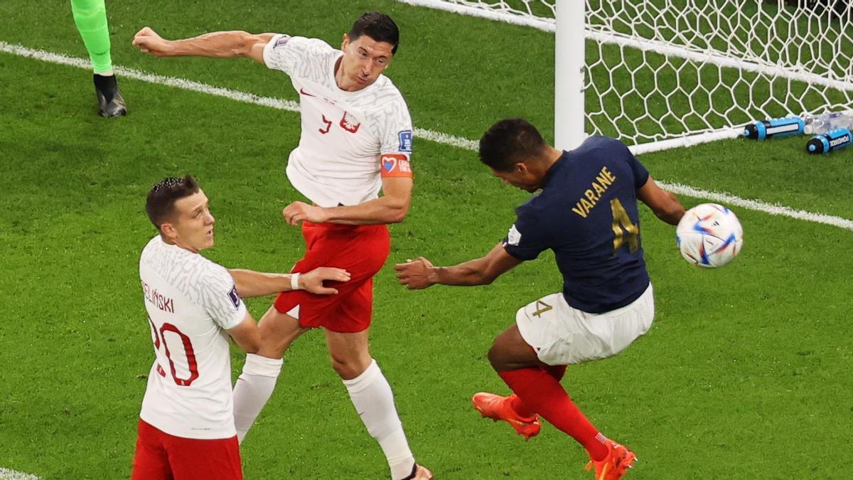 Varane, Lewandowski y Zielinski, en un momento del Francia-Polonia.