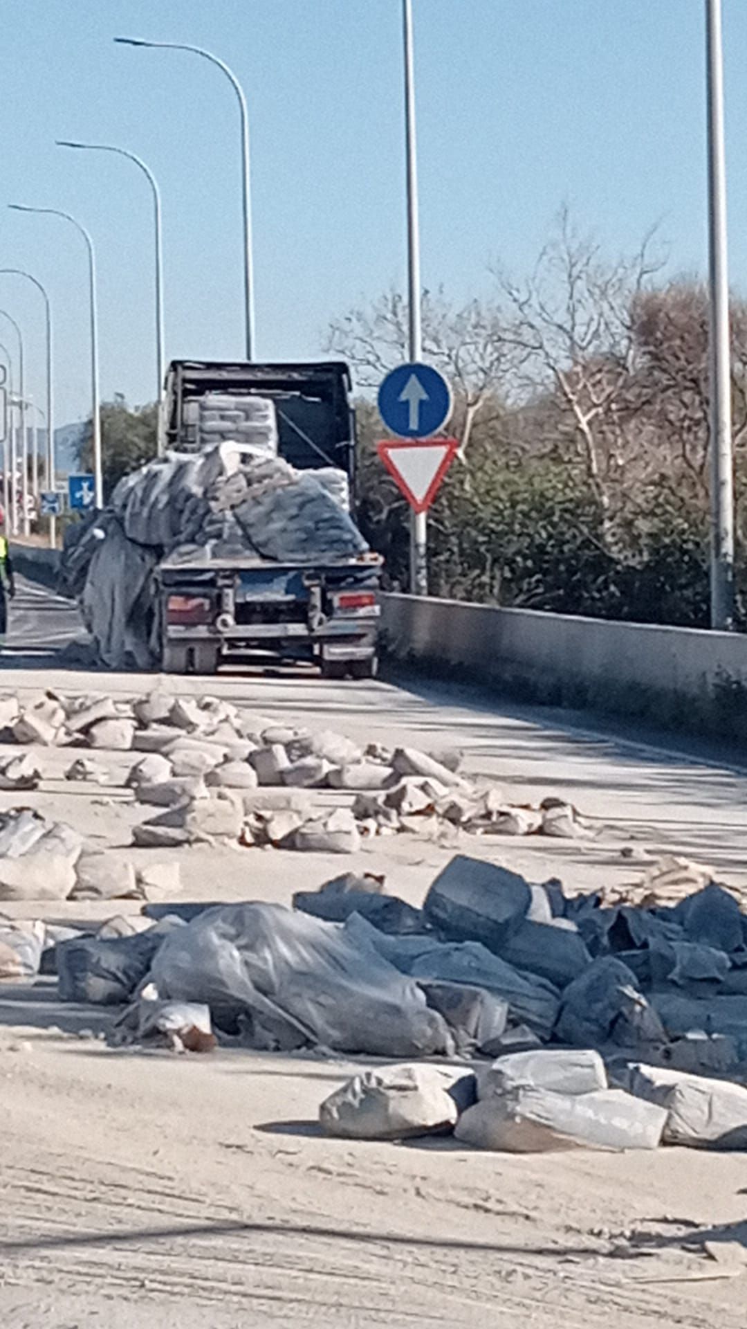 Un camión pierde la carga en la incorporación de la Vía de Cintura a la autopista de Llucmajor