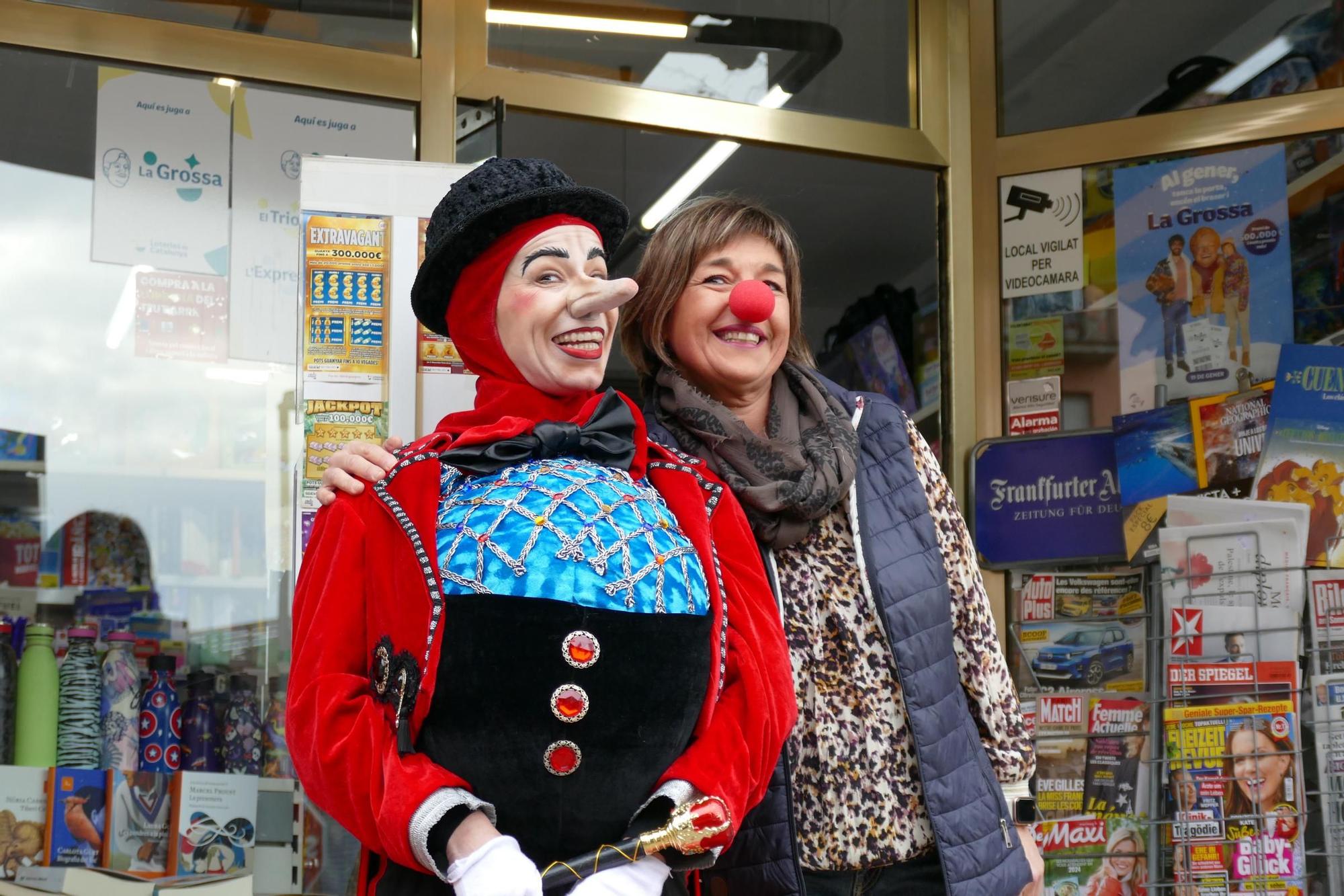 La Dona dels Nassos passeja pel centre de Figueres