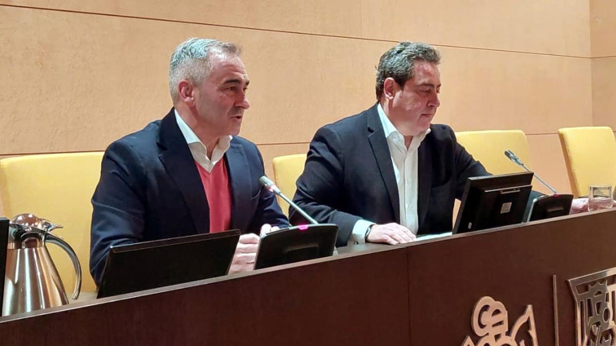 Miguel Barrachina y José María Llanos, síndics de PP y Vox, presentan la iniciativa este jueves en Les Corts.