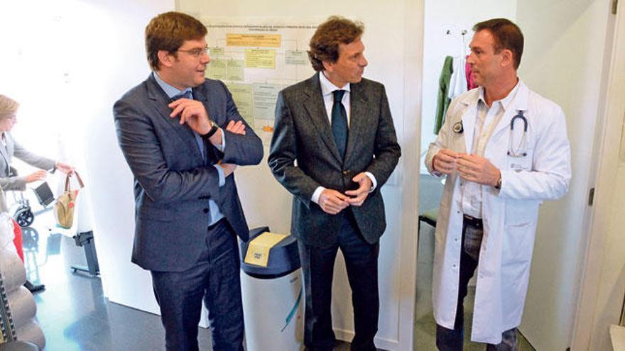El conseller Sansaloni y el alcalde Isern visitaron ayer la nueva unidad básica de salud.