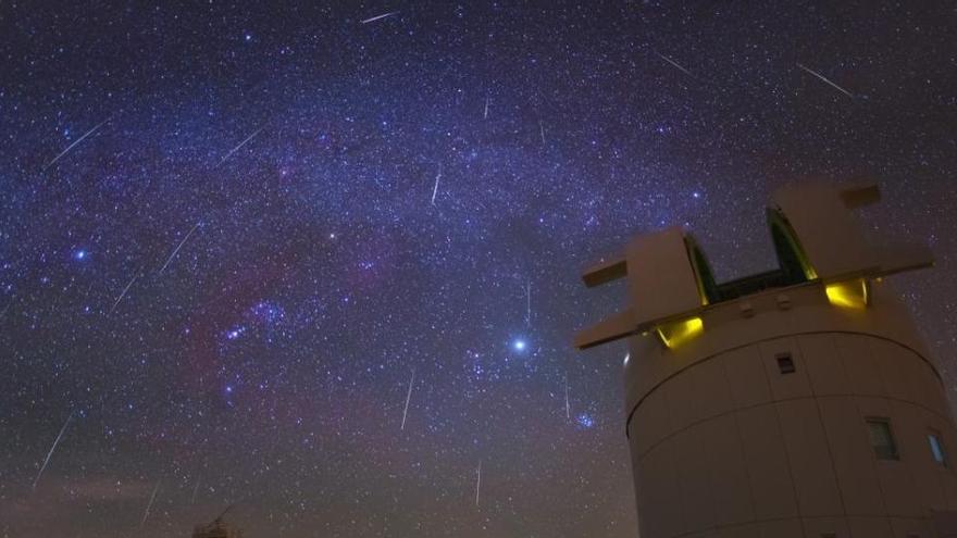 Lluvia de Gemínidas sobre el observatorio del Teide.