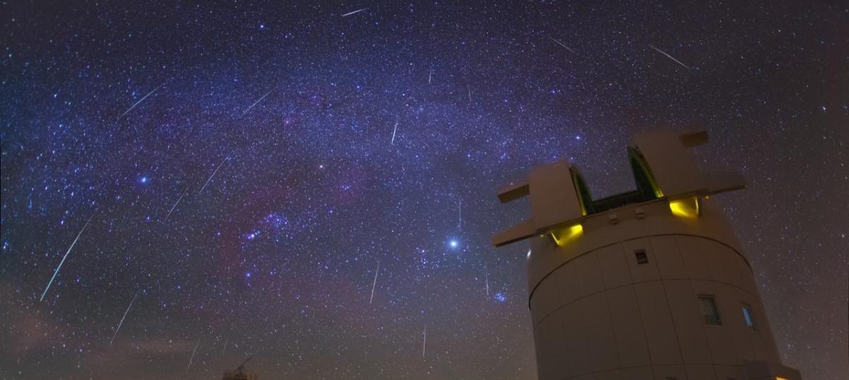 Lluvia de Gemínidas sobre el observatorio del Teide.