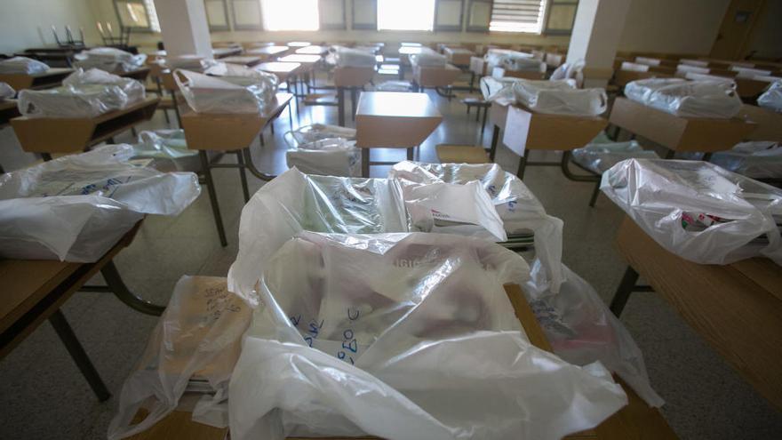 Imagen de la entrega de material en un centro educativo a principios de este curso