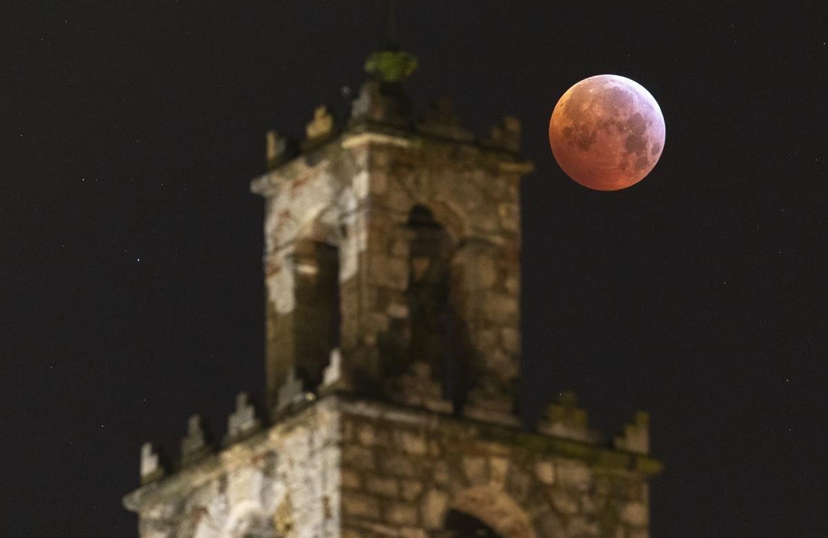 Vista del eclipse de luna en la madrugada de este lunes, en Sant Cugat del Vallès. El primer eclipse total de luna del año 2019 fue visible desde América del Norte, América del Sur, parte de Europa y África.