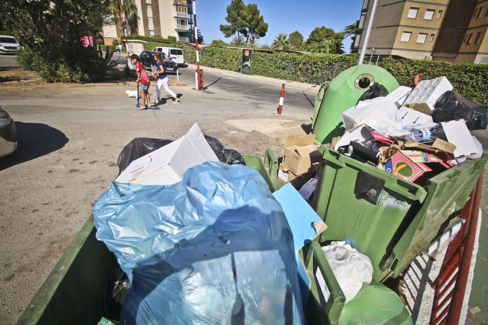 La basura se acumula en las calles de Orihuela Cos