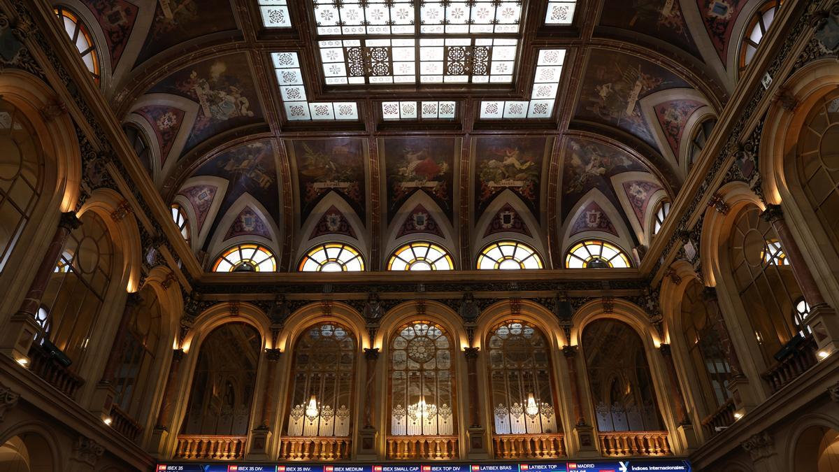 Varios paneles del Ibex 35 en el Palacio de la Bolsa en Madrid (España).