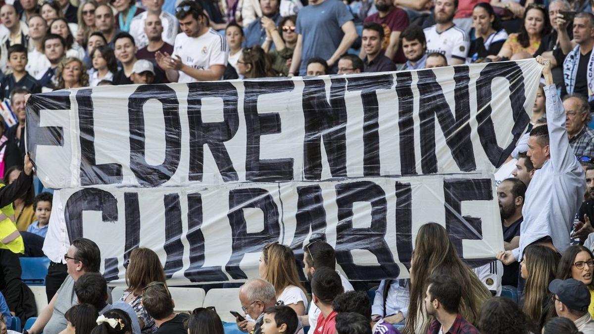 Una pancarta en el Bernabéu retirada.