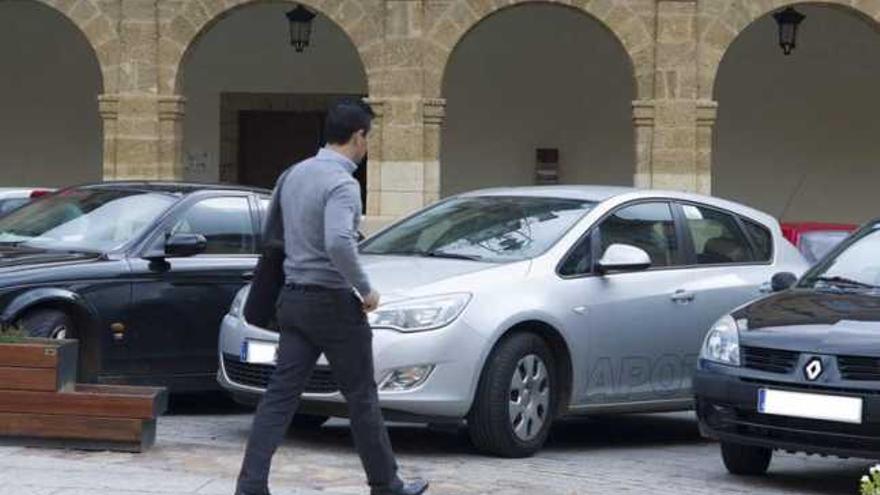 La OMIC se encuentra en los soportales del Ayuntamiento de la Plaza Mayor, al fondo en la imagen.