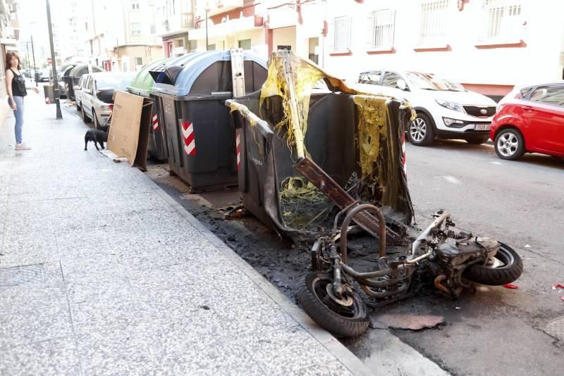 Incendio de un contenedor y una moto