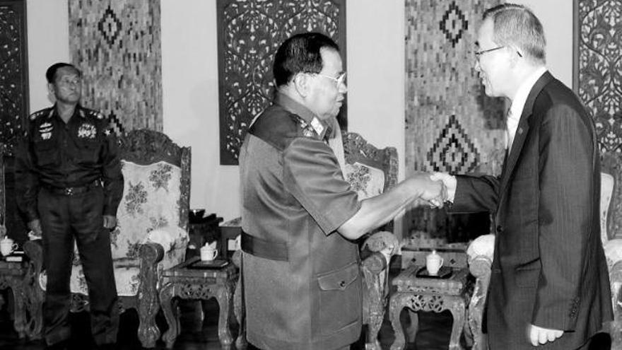 El general Than Shwe saluda a Ban Ki-Moon antes de la entrevista que mantuvieron.