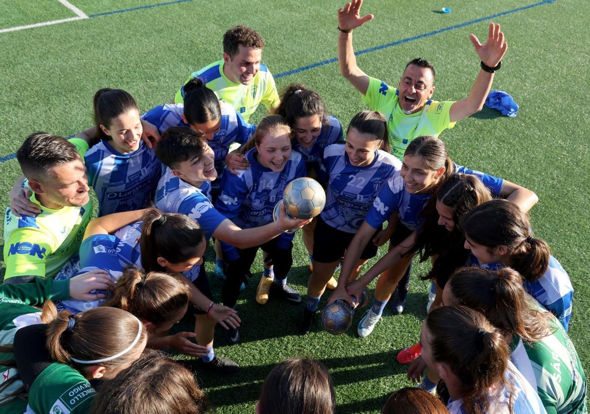 El cuerpo técnico y las jugadoras del Sárdoma, ayer en As Relfas.