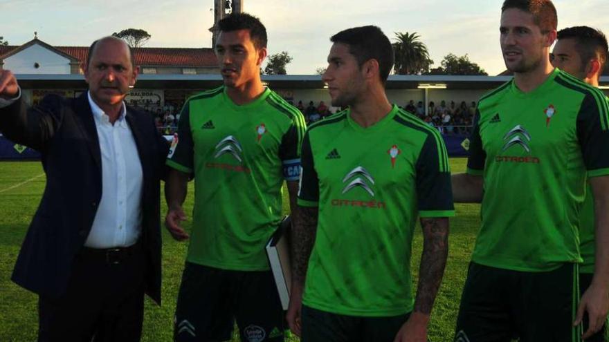 Rafael Louzán charla con Cabral, Hugo Mallo y Fontas en el estreno del remodelado campo de A Senra, en Ribadumia.