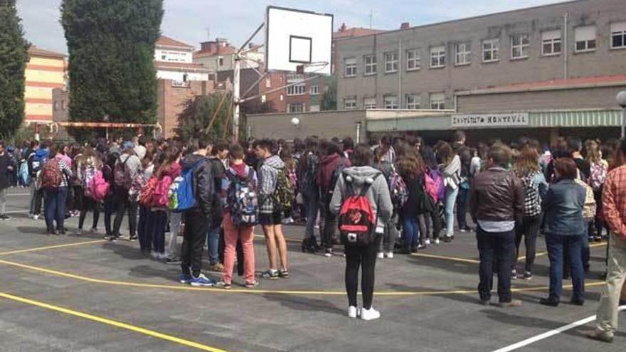 La concentración en el patio del IES Montevil.