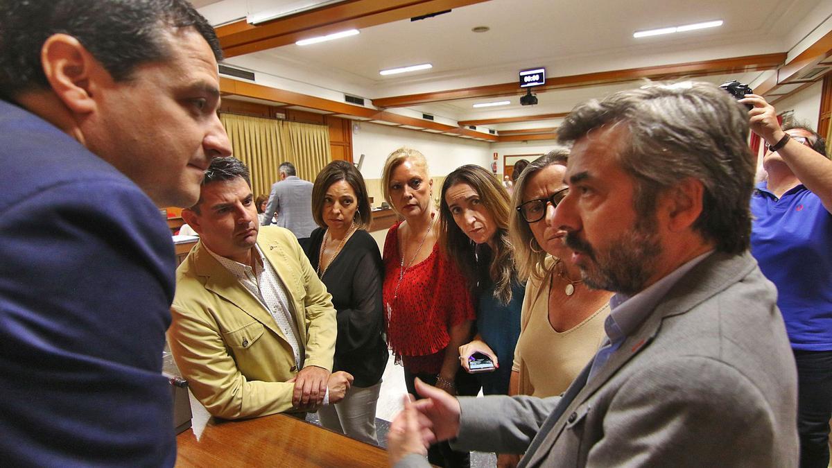 El alcalde, José María Bellido, junto a los portavoces de todos los grupos, Pedro García (IU), Isabel Ambrosio (PSOE), Paula Badanelli (Vox), Isabel Albás (Cs) y Miguel Ángel Torrico (PP).